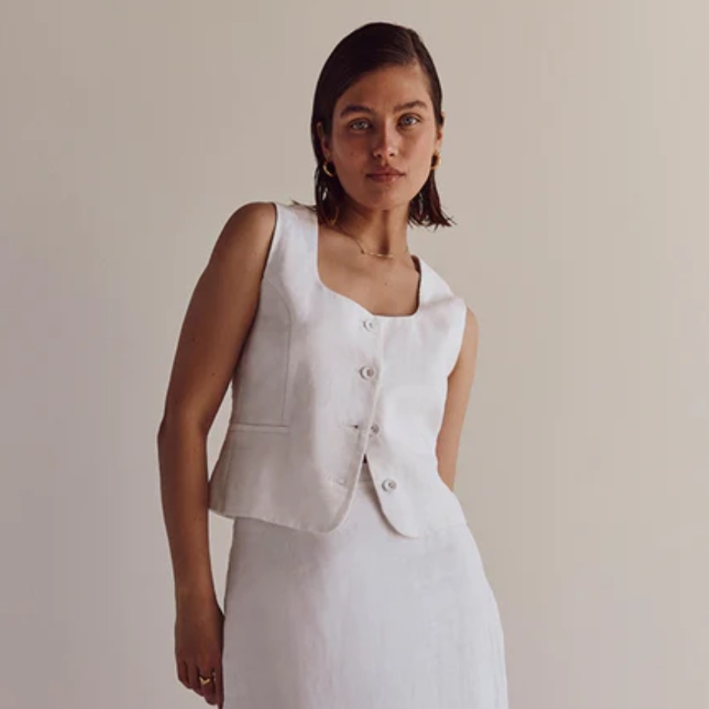 Dissh Oscar White Scoop Neck Linen Vest